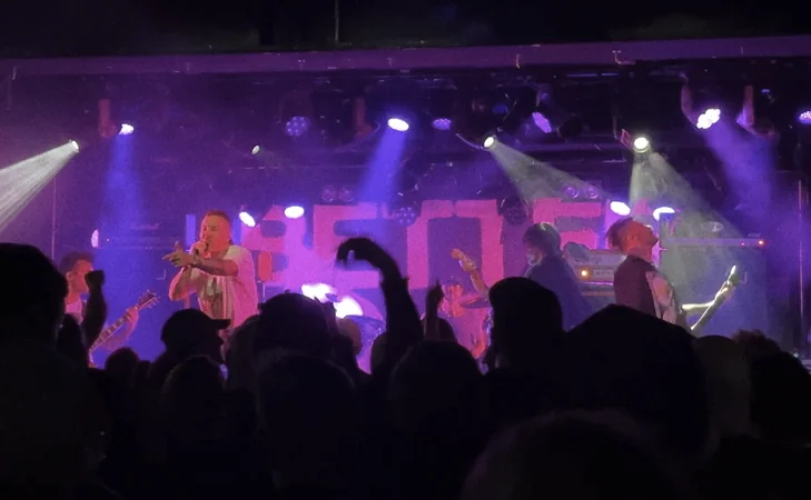 Better Lovers performing in Oslo under purple-pink lighting.